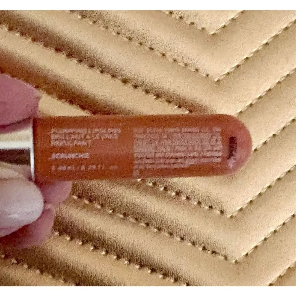R.E.M. Beauty  -NWT -On Your Collar Plumping Lip Gloss in 